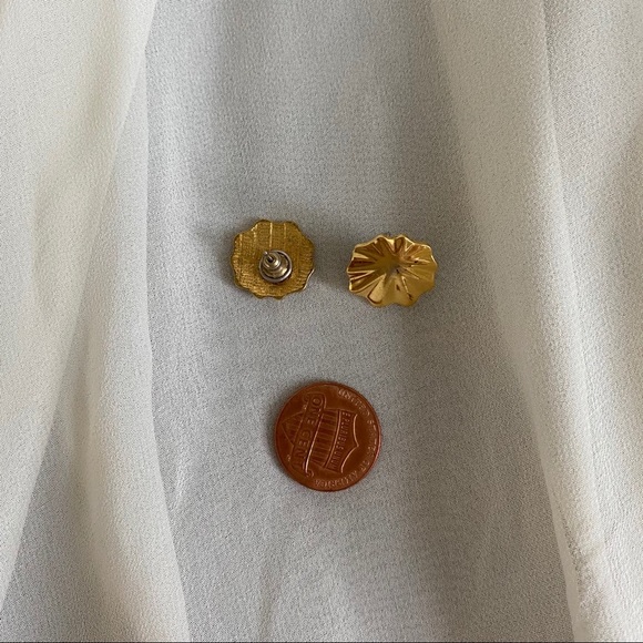 Vintage Flat Wavy Gold Ripple Stud Earrings - Picture 6 of 6